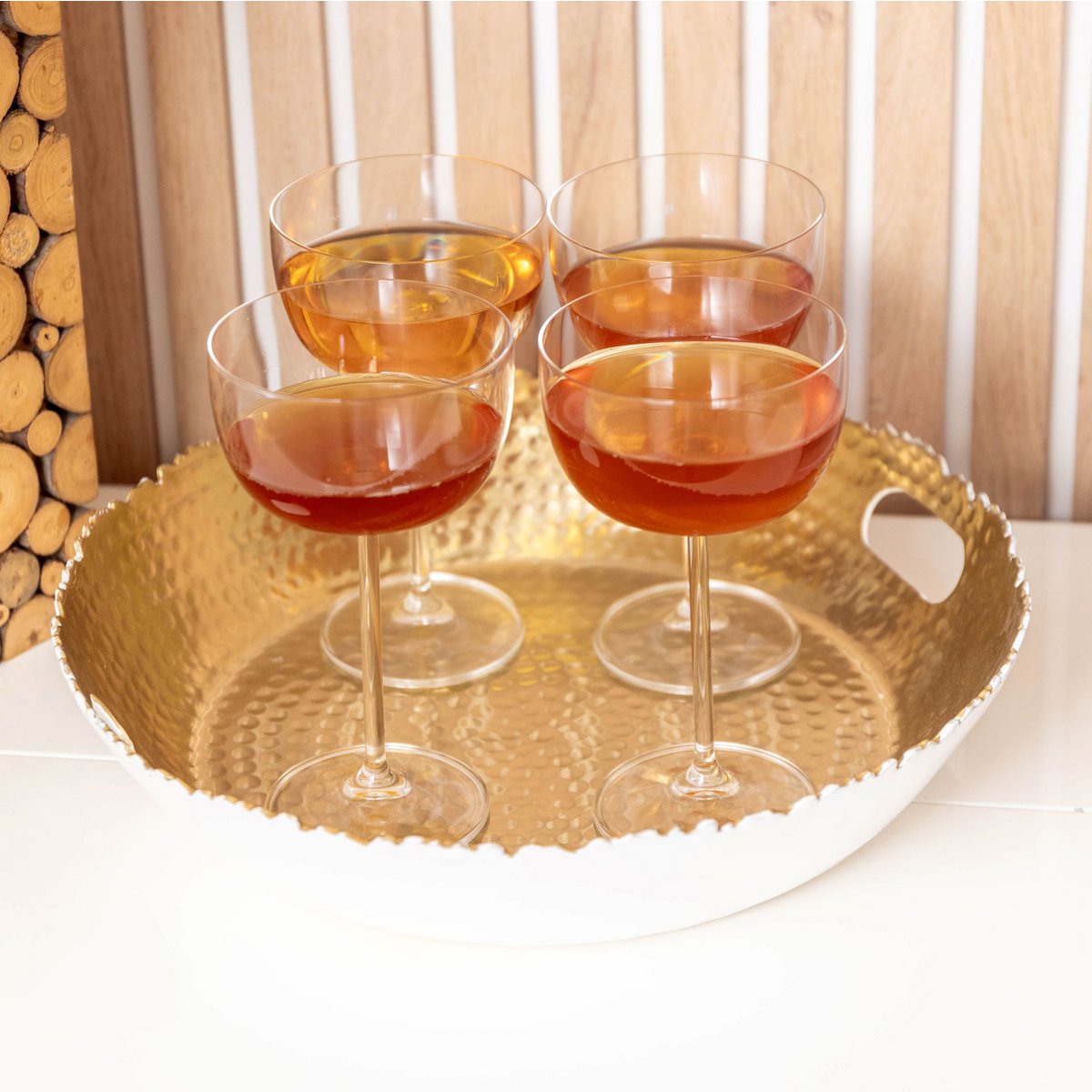 Weiße und gehämmerte weiße und vergoldete Tablett 33x33x5,5 cm